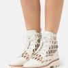 Melvin & Hamilton SELINA 51 Bottines à Lacets White/natural/offwhite Femme -Melvin & Hamilton Soldes 9d3f35971b34448cbd0458a216a9ee45